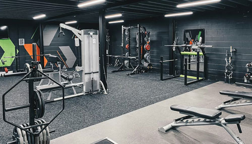 Cómo Diseñar una Zona de Fuerza de Alto Rendimiento en Gimnasios Comerciales